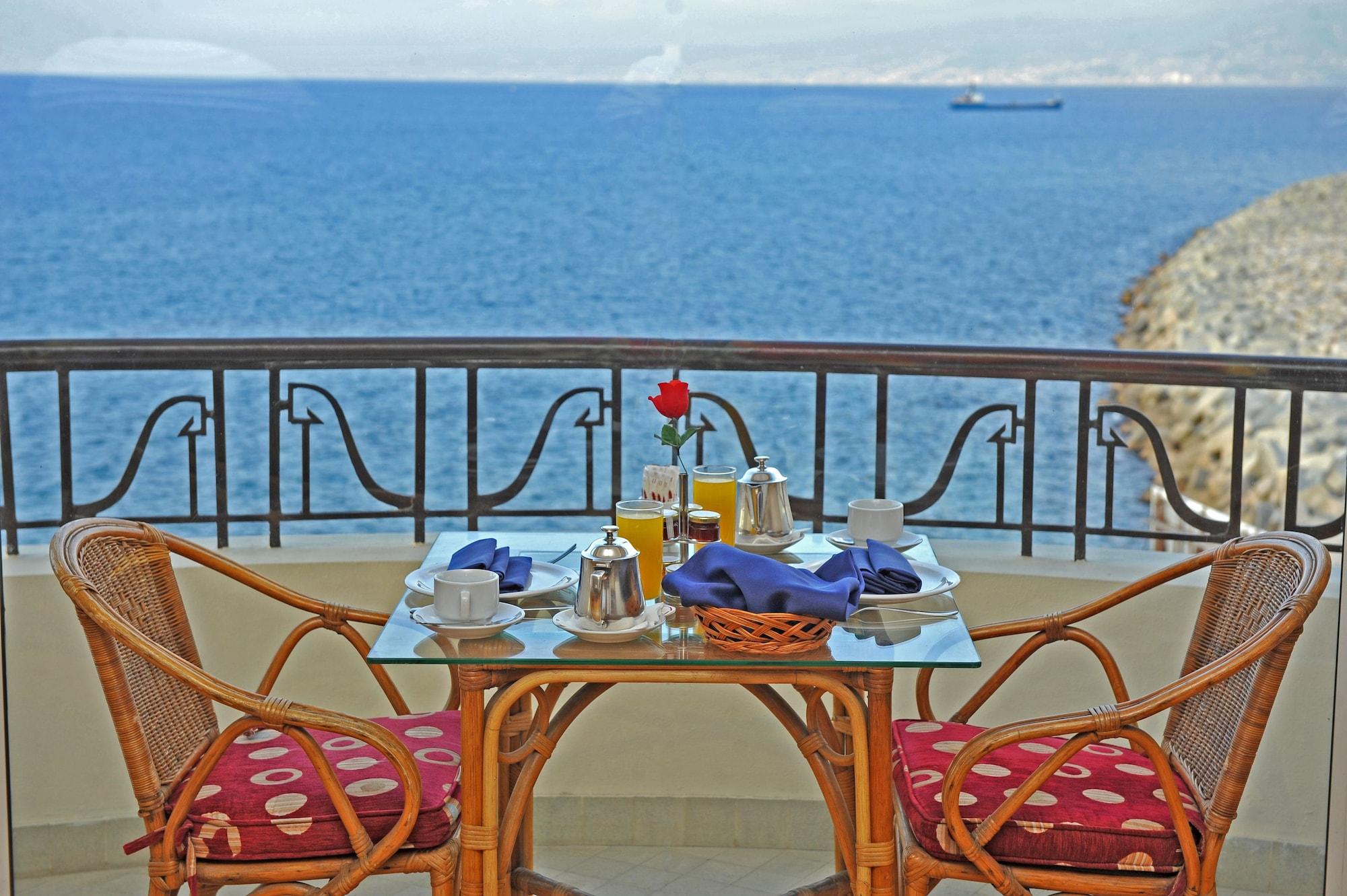 Warwick Palm Beach Hotel Beirut Exteriör bild