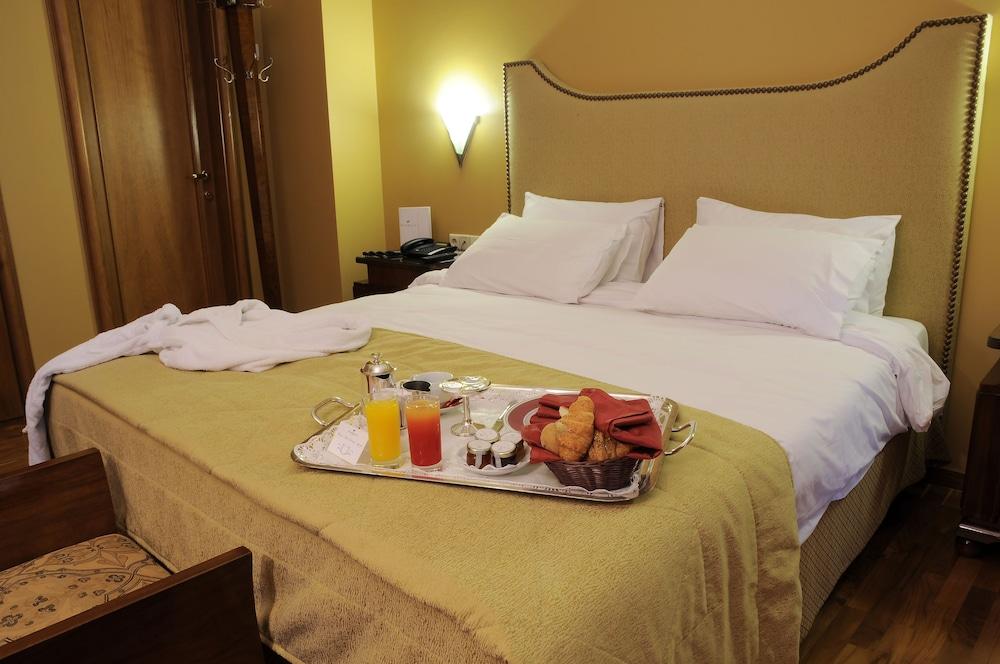 Warwick Palm Beach Hotel Beirut Exteriör bild