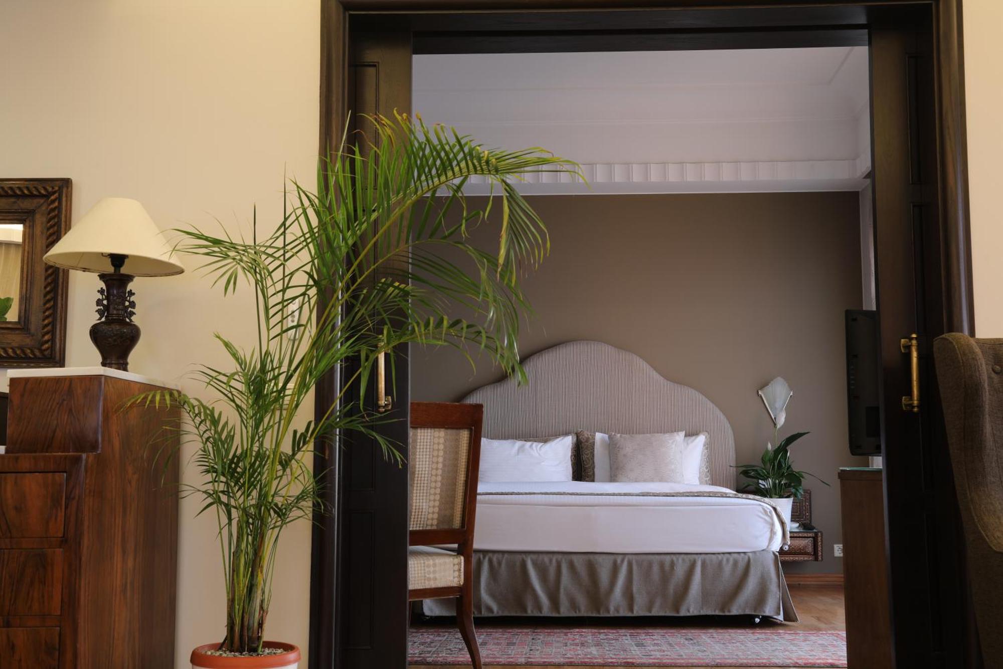 Warwick Palm Beach Hotel Beirut Exteriör bild