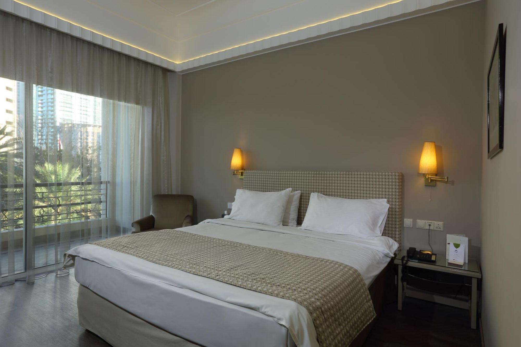 Warwick Palm Beach Hotel Beirut Exteriör bild
