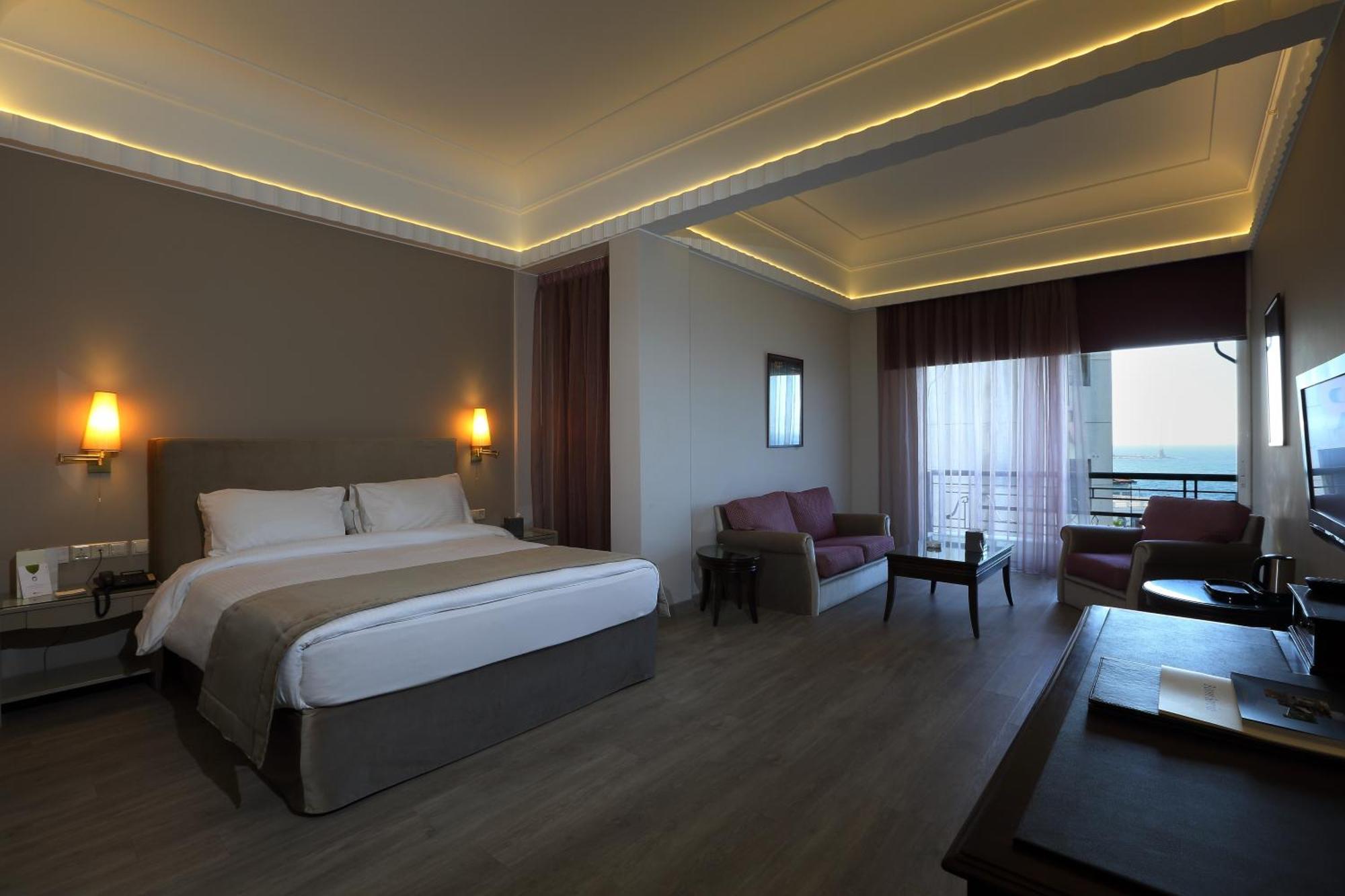 Warwick Palm Beach Hotel Beirut Exteriör bild