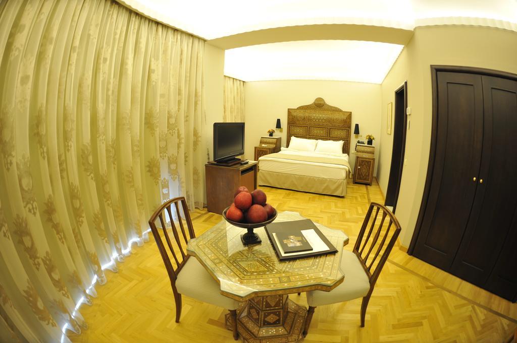 Warwick Palm Beach Hotel Beirut Exteriör bild