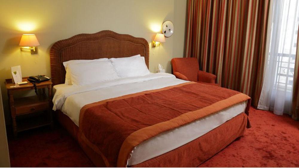 Warwick Palm Beach Hotel Beirut Exteriör bild