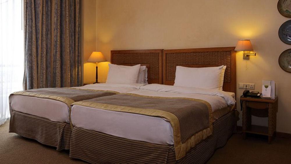 Warwick Palm Beach Hotel Beirut Exteriör bild