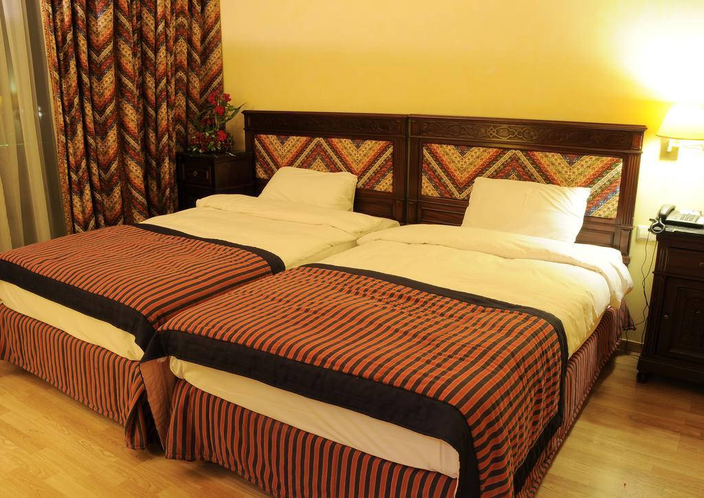 Warwick Palm Beach Hotel Beirut Exteriör bild