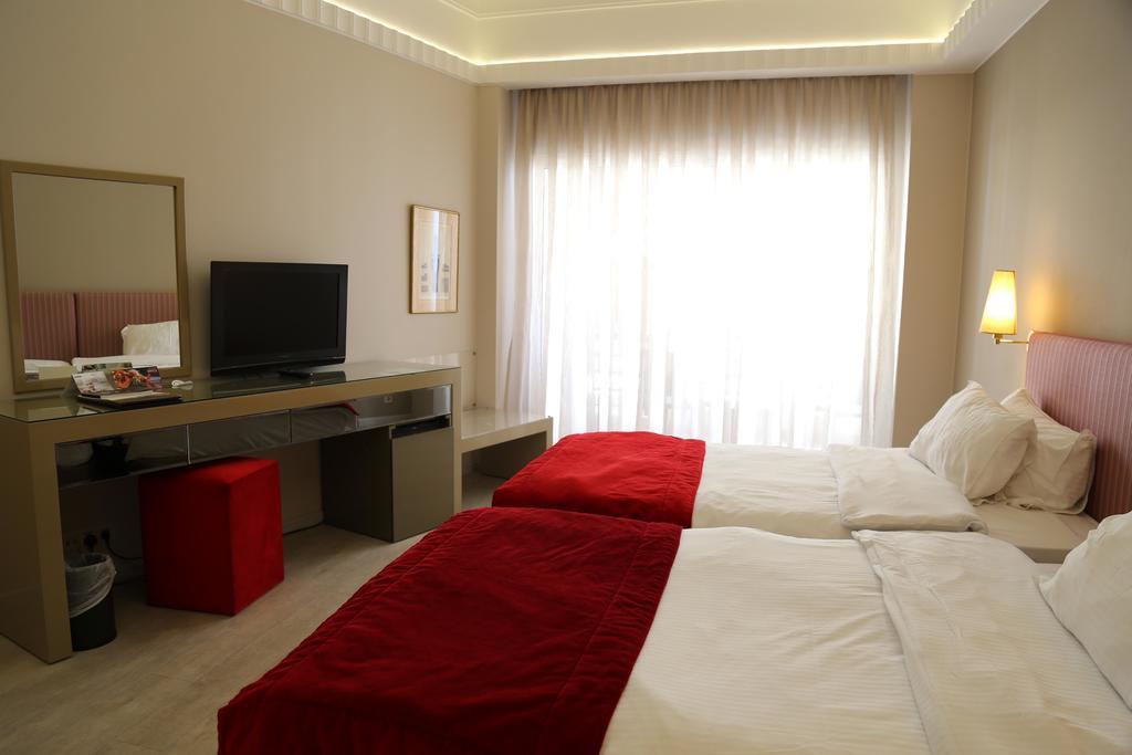 Warwick Palm Beach Hotel Beirut Exteriör bild